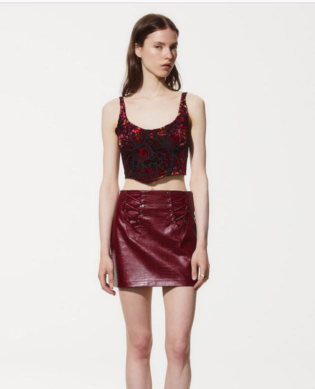 La falda efecto piel de Stradivarius para un look de lo m&aacute;s rompedor