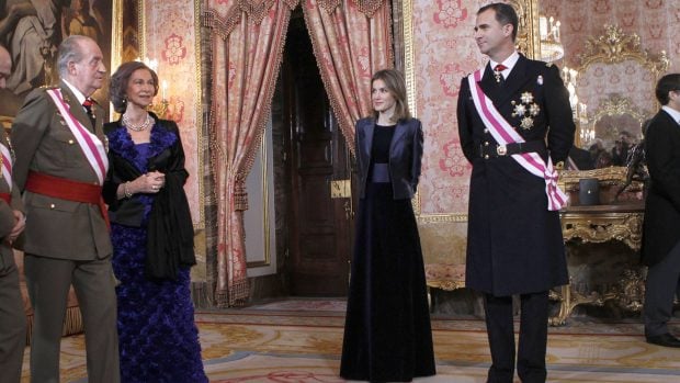 El Rey Felipe, la Reina Letizia, don Juan Carlos y do&ntilde;a Sof&iacute;a en una imagen de archivo / Gtres