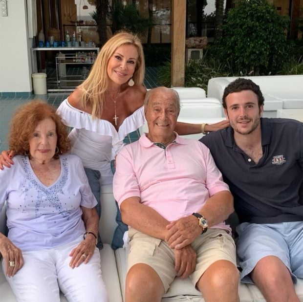 Ana Obreg&oacute;n junto a sus padres y su hijo / Instagram