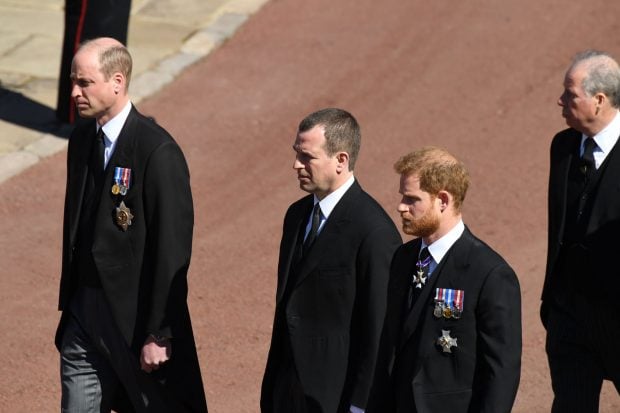 Los pr&iacute;ncipes Guillermo y Enrique separados en el funeral de Felipe de Edimburgo / Gtres