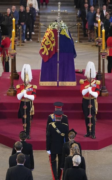 Los nietos de Isabel II velando los restos de la monarca / Gtres