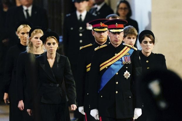 Los nietos de Isabel II velando los restos de la monarca / Gtres