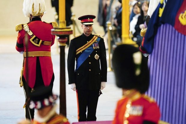 Los nietos de Isabel II velando los restos de la monarca / Gtres