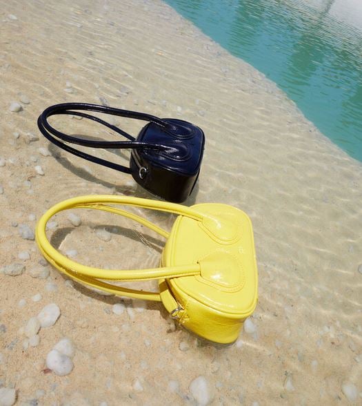 El bolso de charol de Parfois con doble asa que te recordar&aacute; al estilo de Botega Venetta