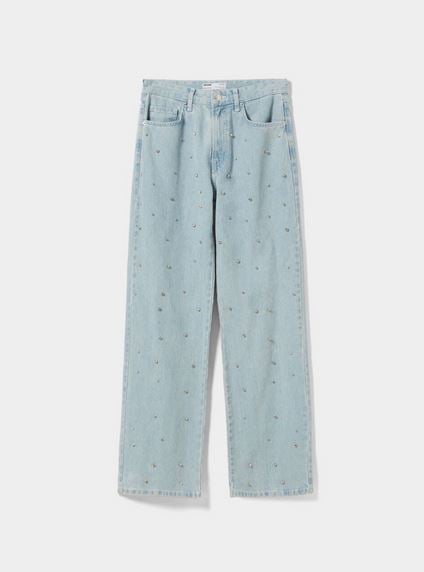 Los jeans de Bershka con strass que podr&aacute;s combinar con zapatillas o con mocasines
