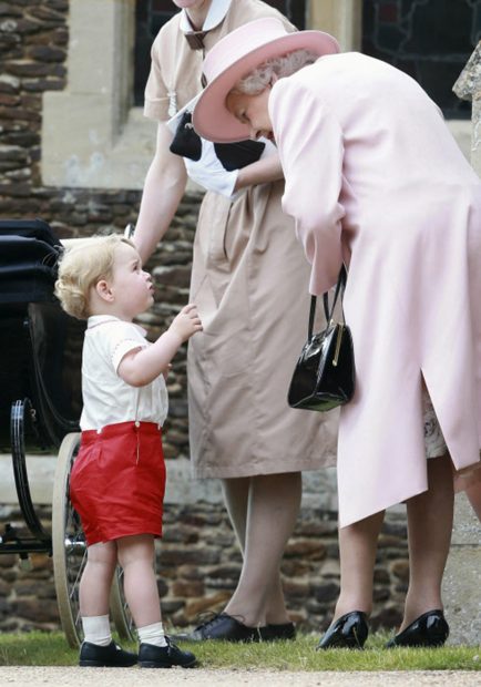 Isabel II hablando con el pr&iacute;ncipe George / Gtres