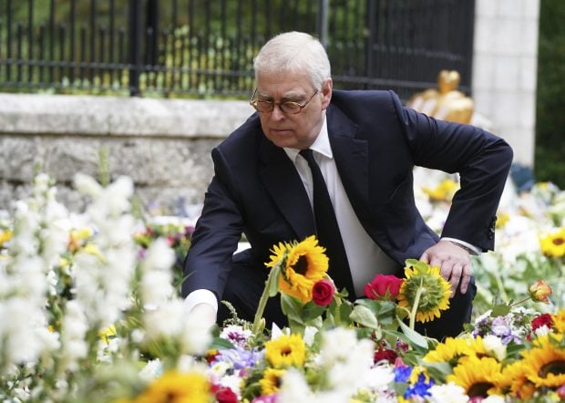 El Príncipe Andrés se despide de Isabel II / Gtres