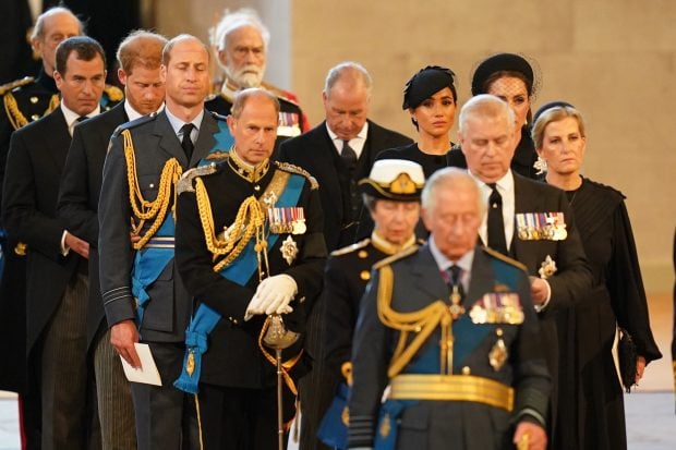 El Príncipe Andrés se despide de Isabel II / Gtres