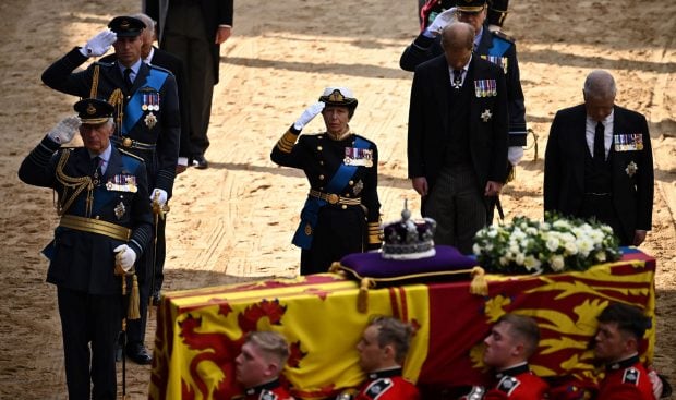 El Pr&iacute;ncipe Andr&eacute;s se despide de Isabel II / Gtres