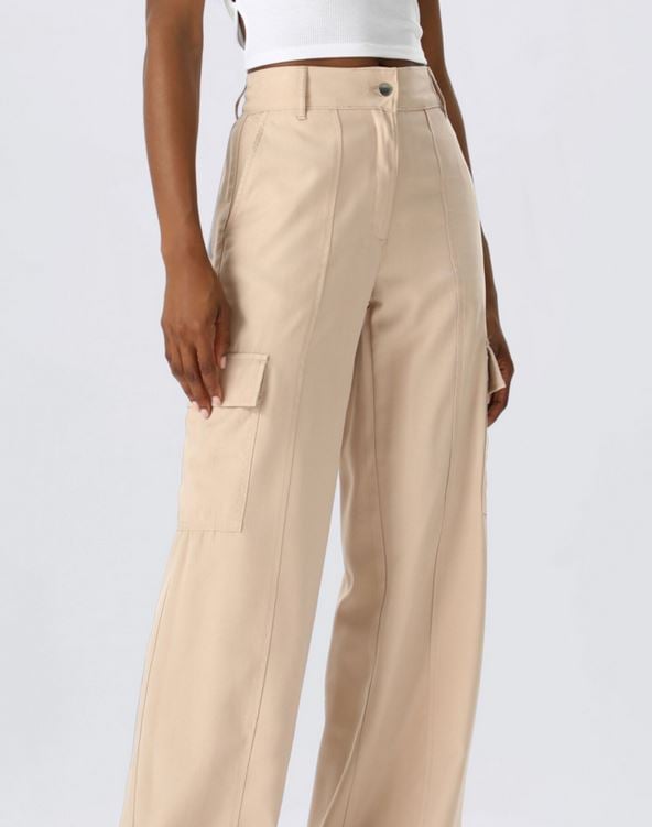 Pantalones largos y fluidos beig de Lefties