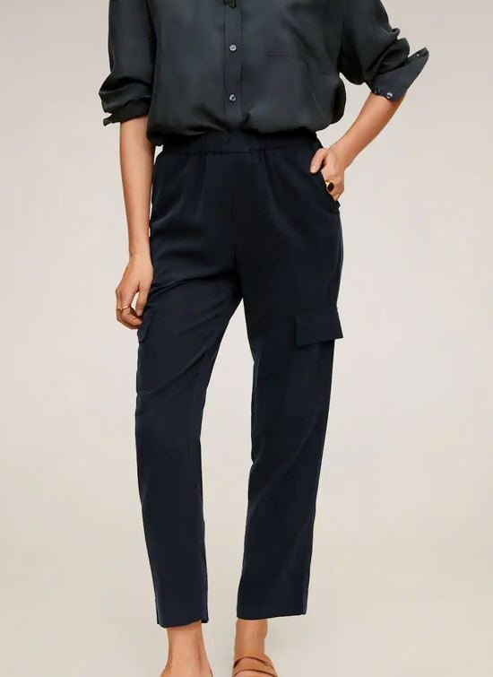 Pantalones largos y fluidos negros de Mango