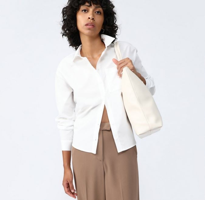 La camisa blanca que te salvar&aacute; cada uno de tus looks y por menos de 9 euros en Lefties