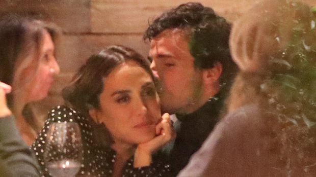 Tamara Falc&oacute; e &Iacute;&ntilde;igo Onieva d&aacute;ndose un beso / Gtres