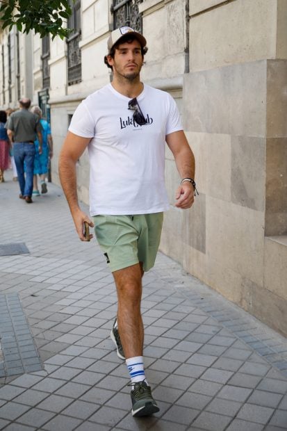 Íñigo Onieva paseando por Madrid