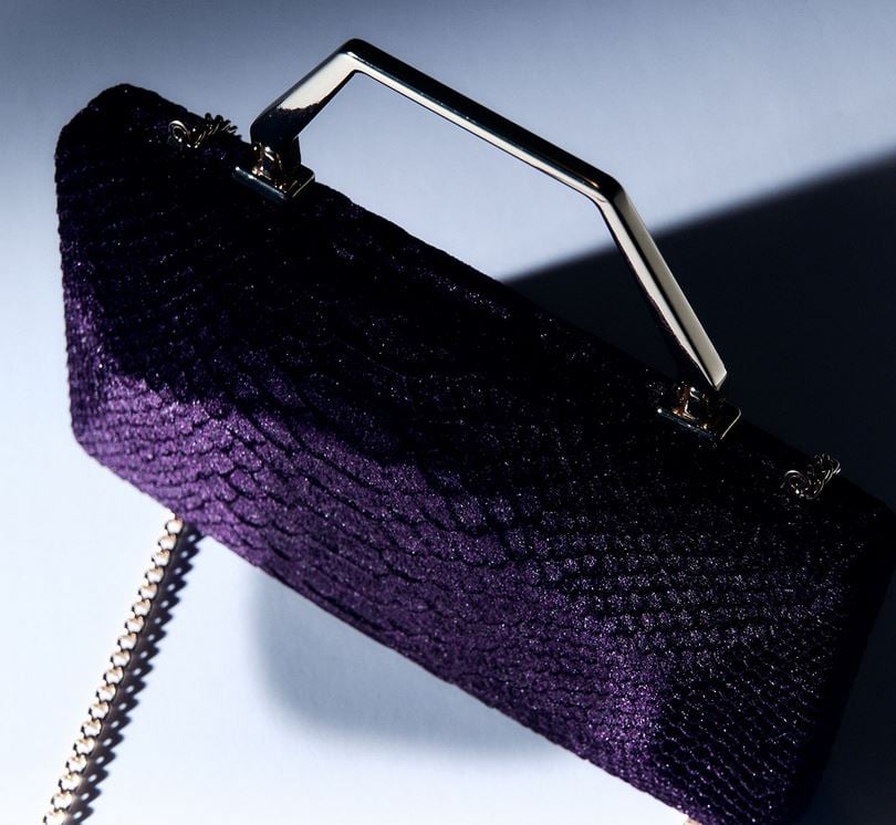 El bolso de terciopelo de Sfera para poner fin a un a&ntilde;o brillante de bodas