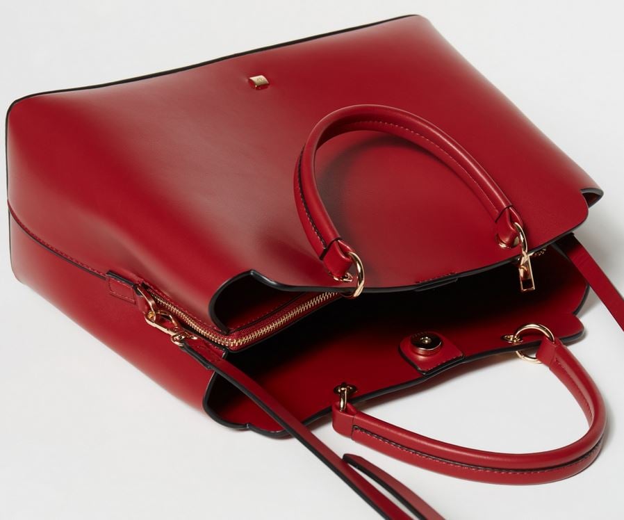 El bolso rojo de Sfera con el que seguir dando color a tus outfits de oto&ntilde;o