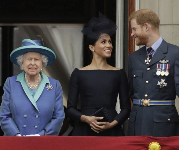 El pr&iacute;ncipe Enrique con Meghan Markle e Isabel II / Gtres