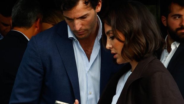 Tamara Falc&oacute; e &Iacute;&ntilde;igo Onieva con el m&oacute;vil / Gtres