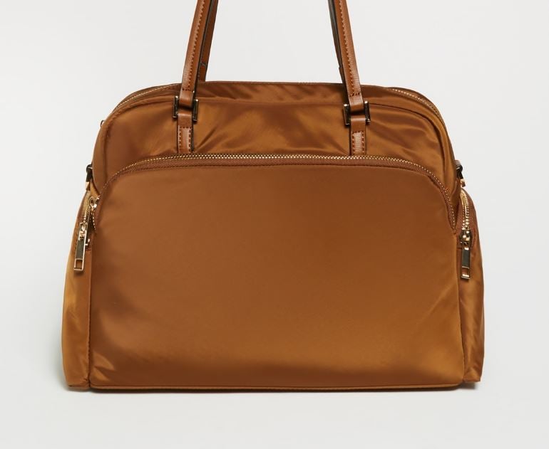 El bolso de nylon de Sfera perfecto para ir de la universidad al gimnasio sin pasar por casa