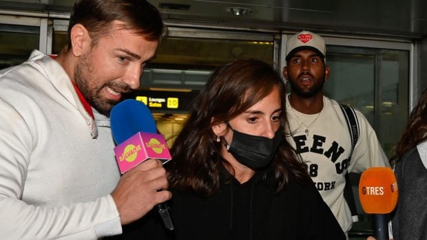Anabel Pantoja, Yulen Pereira y Rafa Mora en el aeropuerto / Gtres