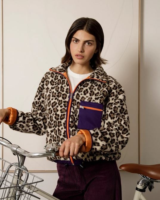 La chaqueta animal print de Scalpers de lo m&aacute;s llamativa para oto&ntilde;o