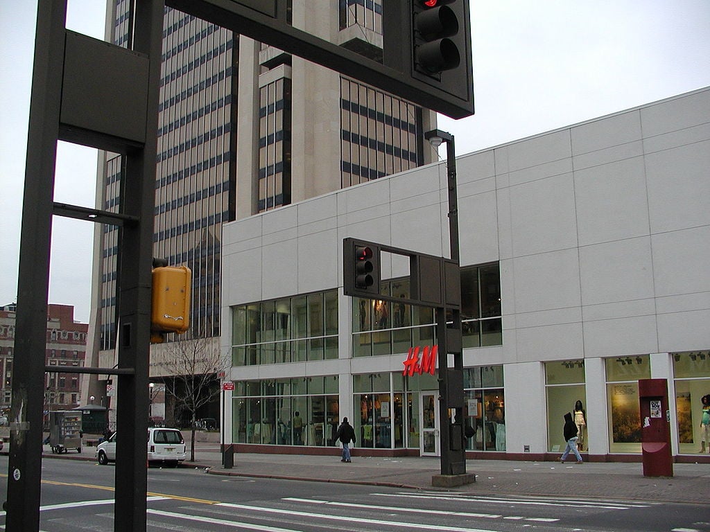 La falda evasé de H&M que queda bien a todas: la tienen de la talla 32 a la 50
