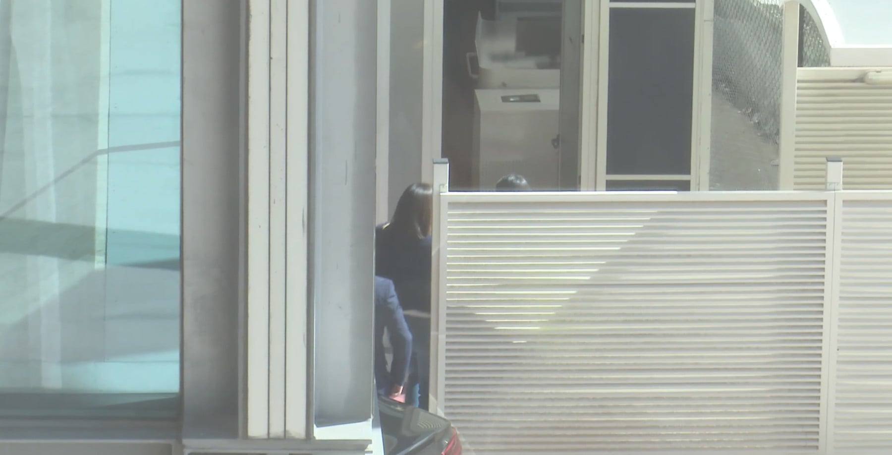 Tamara Falc&oacute;, entrando al aeropuerto de Madrid