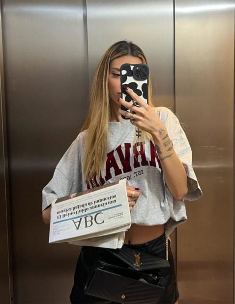 Alejandra Rubio con el peri&oacute;dico / Instagram
