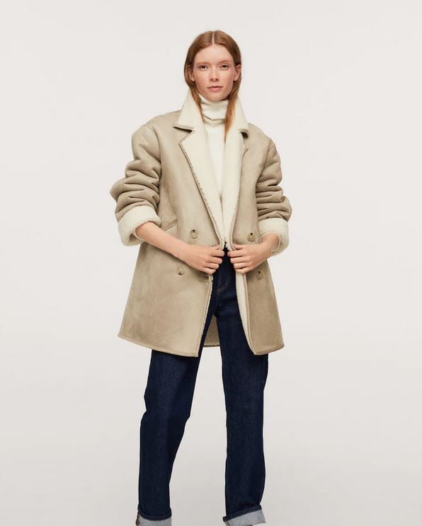 El abrigo oversize de Mango Outlet que queda genial con tejanos
