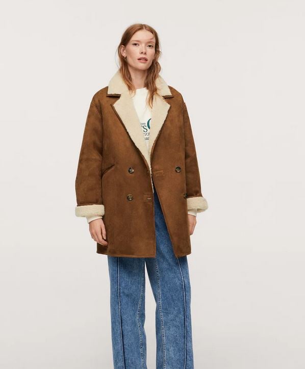 El abrigo oversize de Mango Outlet que queda genial con tejanos