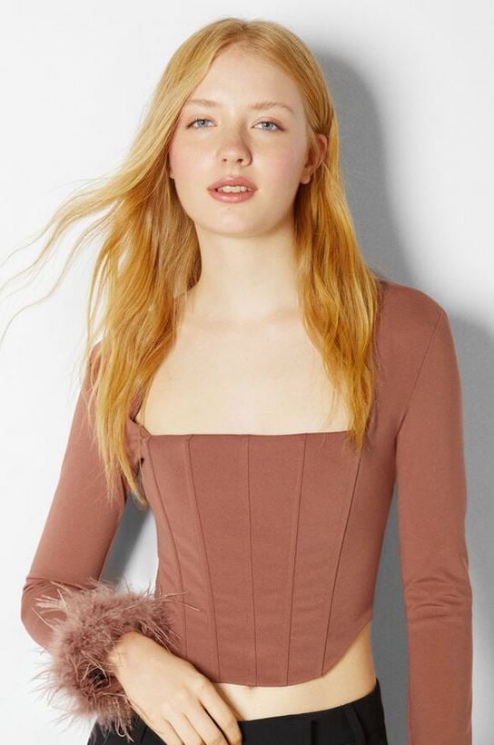 S&oacute;lo necesitar&aacute;s este top con plumas y unos pantalones negros para ser el alma de la fiesta