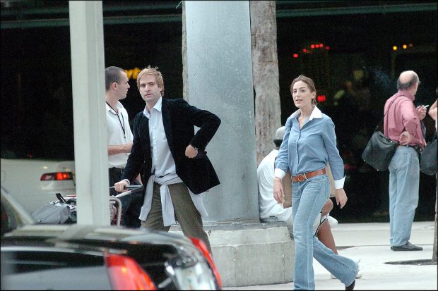 Tamara Falc&oacute; y Alberto Comenge paseando / Gtres