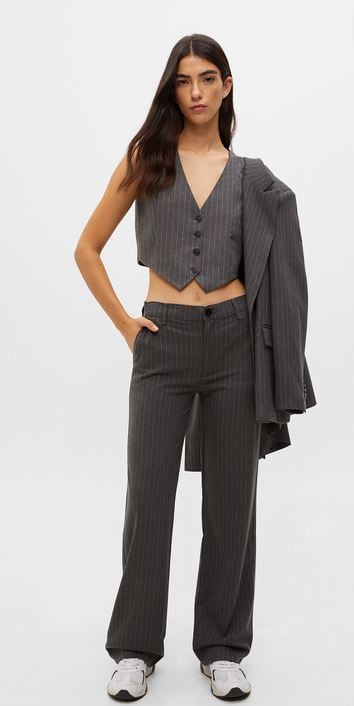 El pantal&oacute;n de rayas de Pull&Bear que vas a necesitar para un d&iacute;a de oficina