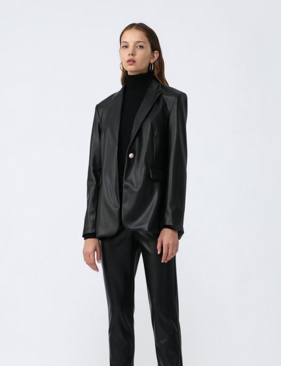 Consigue la blazer efecto piel más barata de Inditex: es tu gran oportunidad.