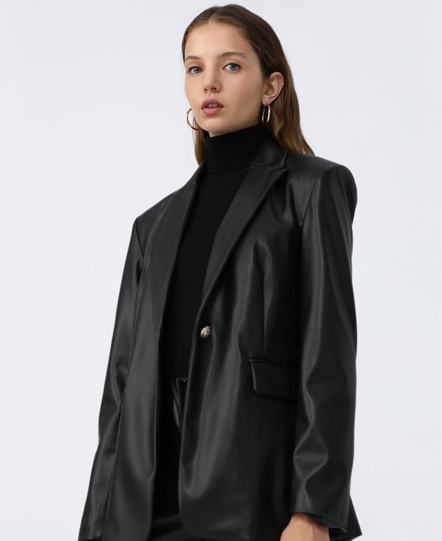 Consigue la blazer efecto piel más barata de Inditex: es tu gran oportunidad