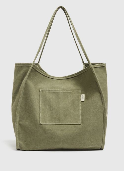 El bolso shopper de Pull&Bear que ya es un éxito entre las adolescentes