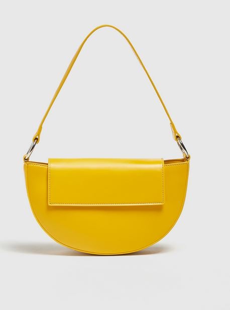 El bolso de hombro de Pull&Bear de lo m&aacute;s llamativo de la temporada
