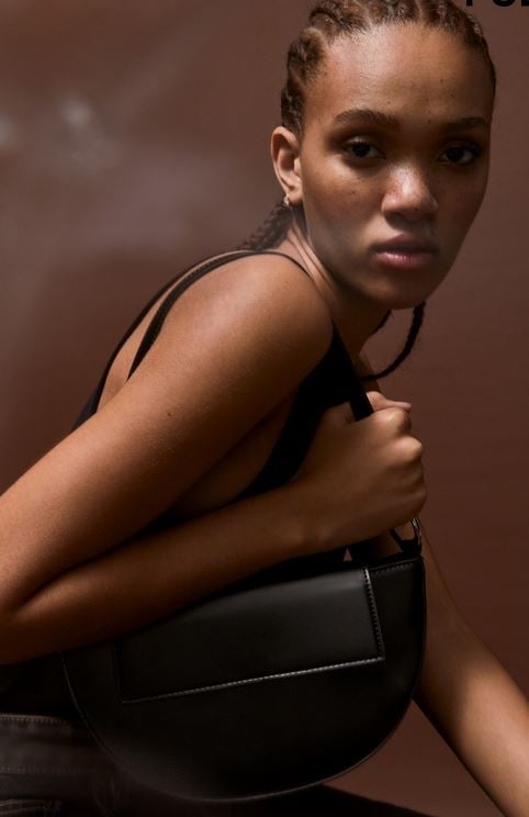 El bolso de hombro de Pull&Bear de lo m&aacute;s llamativo de la temporada