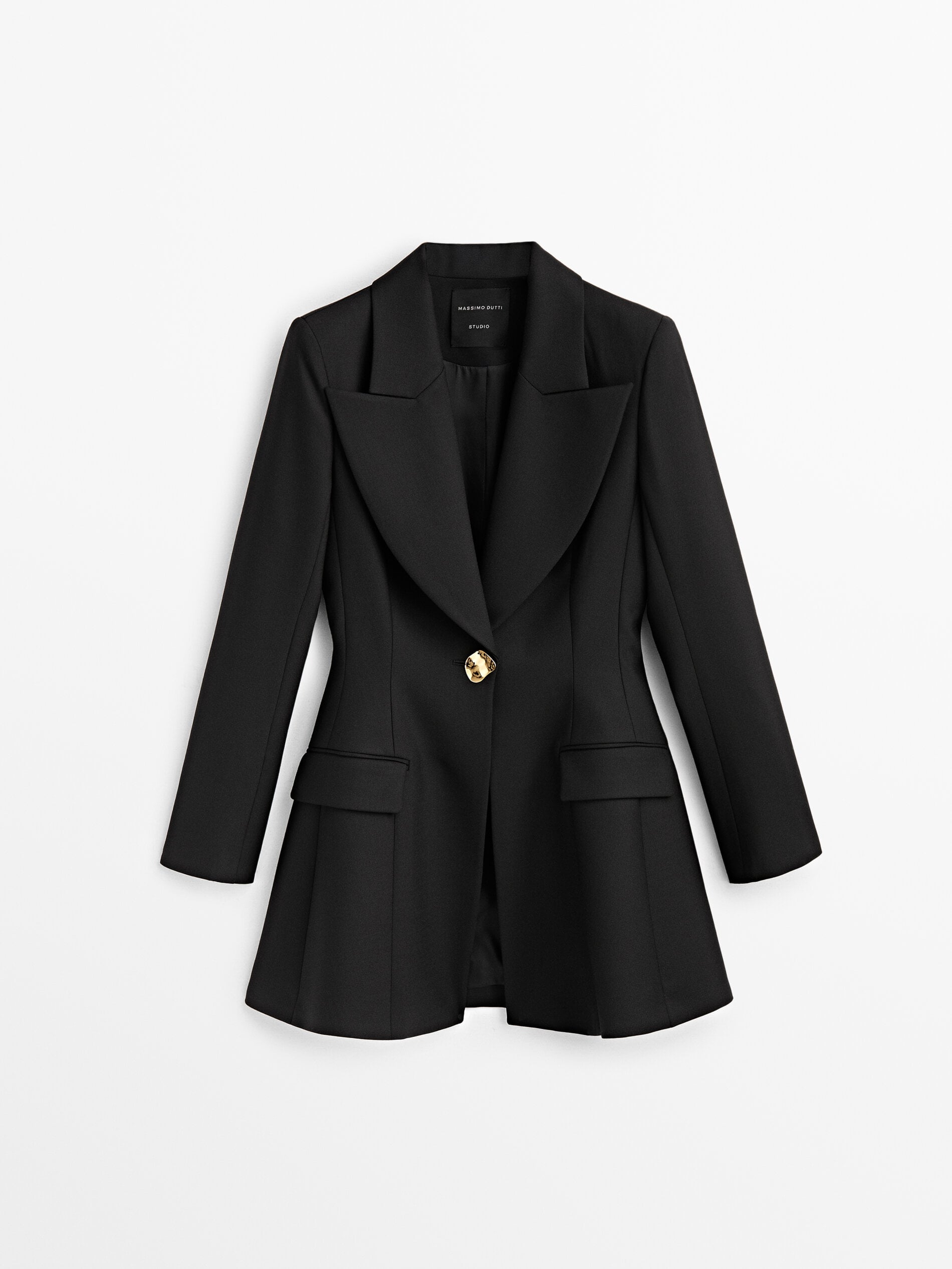 La americana de Massimo Dutti que no va a faltar en los outfits de las amantes de la moda