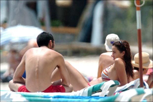 Carmen Alcayde y Eduardo Primo Arnau en la playa / Gtres