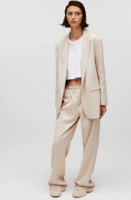 Tenemos el traje de Zara x Kaia Gerber para una ocasi&oacute;n especial &iexcl;Corre, est&aacute; a una compra de agotarse!