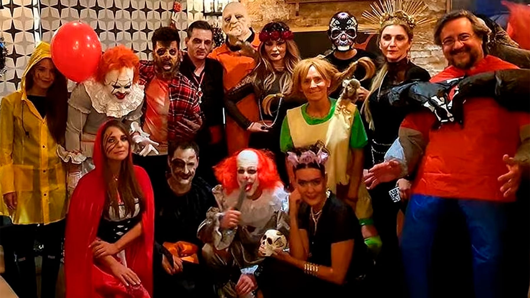 Paula Echevarr&iacute;a, vestida de Halloween con amigos / Instagram