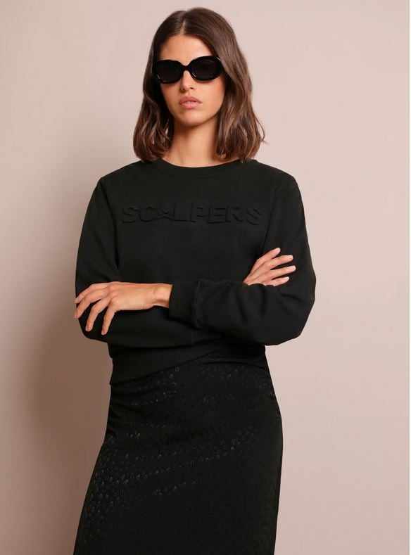 La sudadera m&aacute;s 'minimal' de Scalpers que enamorar&aacute; a Tamara Falc&oacute;