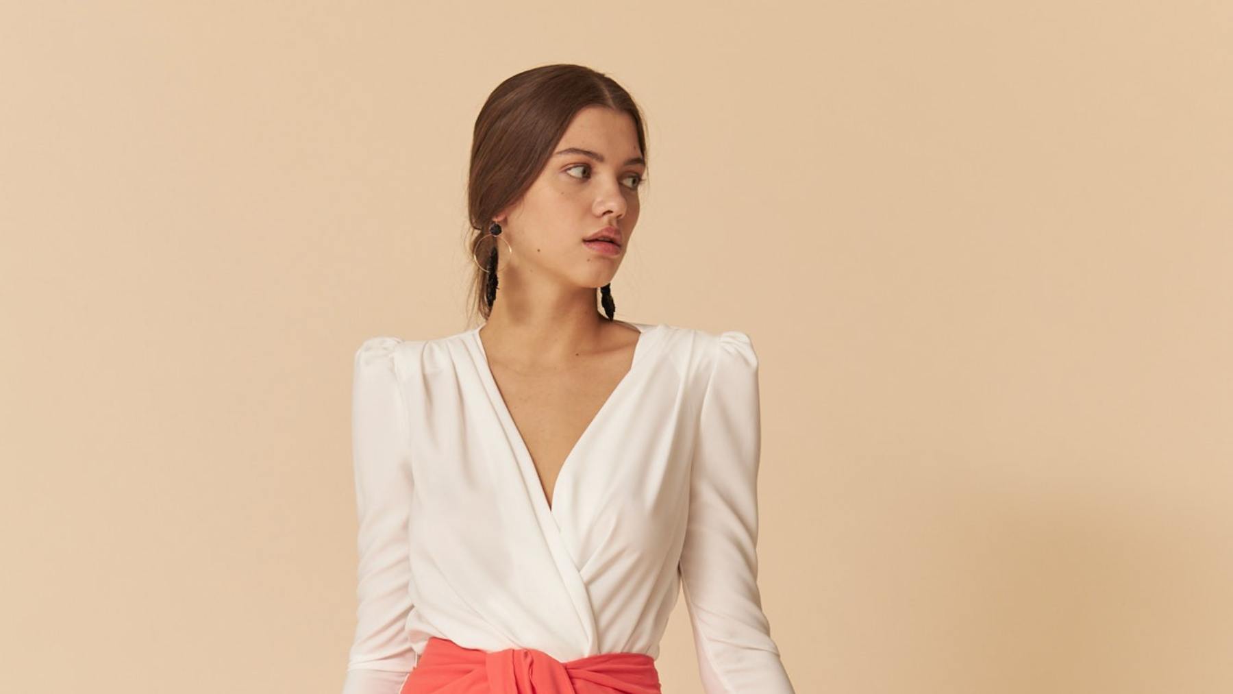 Coosy rebaja la falda naranja con la que serás la invitada perfecta: corre que vuela