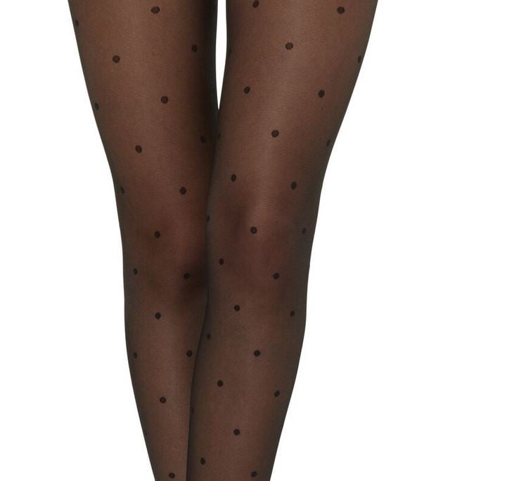 ¡Dale un toque a tu look con estas medias de lunares de Calzedonia! María Pombo las lleva ¿Y tú?