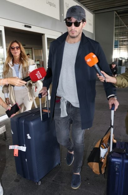 Íñigo Onieva y Carolina Molas en el aeropuerto / Gtres