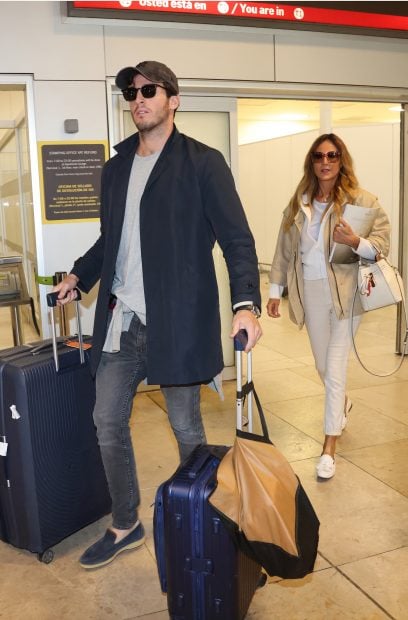 Íñigo Onieva y Carolina Molas en el aeropuerto / Gtres