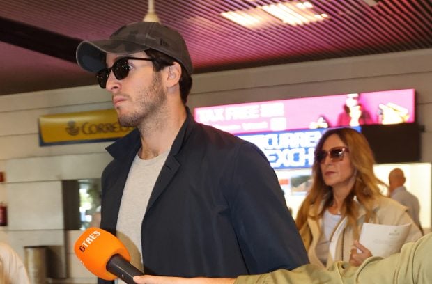Íñigo Onieva y Carolina Molas en el aeropuerto / Gtres