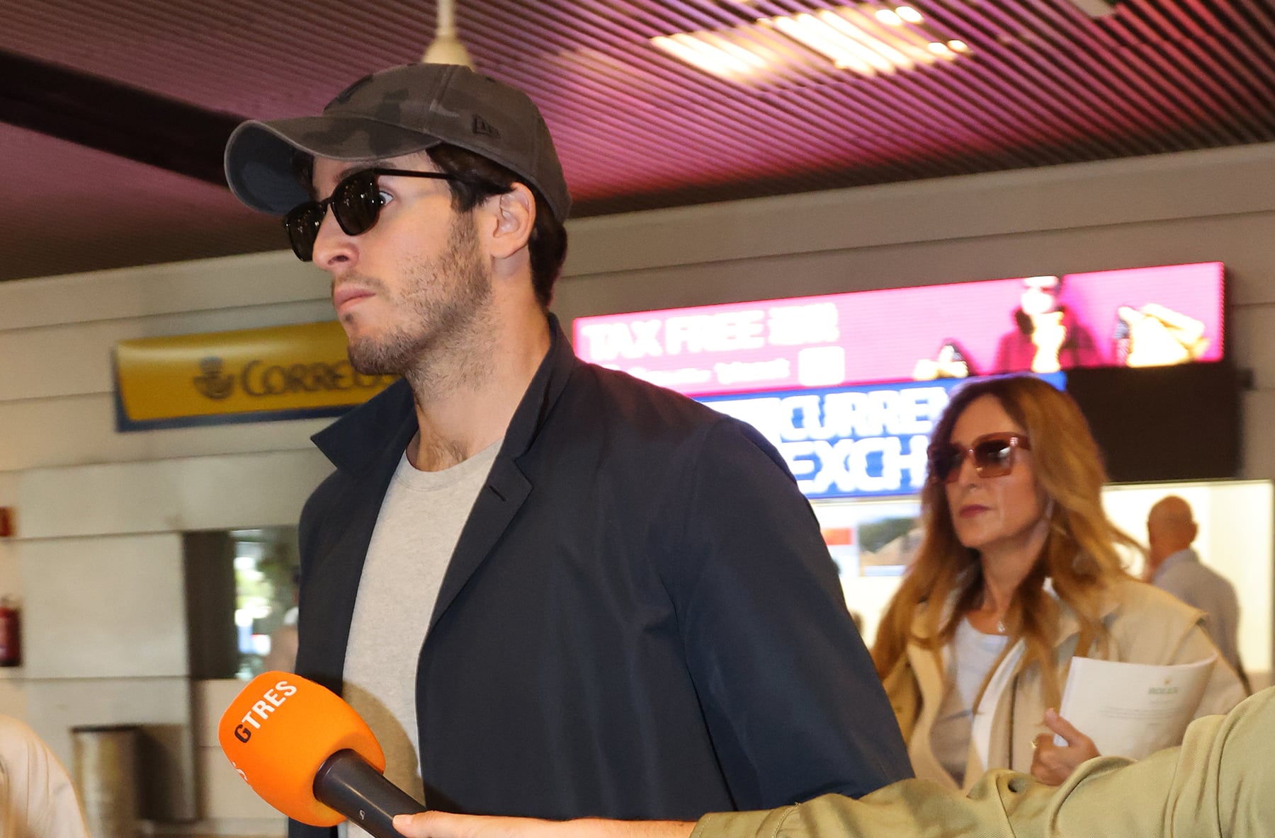 &Iacute;&ntilde;igo Onieva y Carolina Molas en el aeropuerto / Gtres