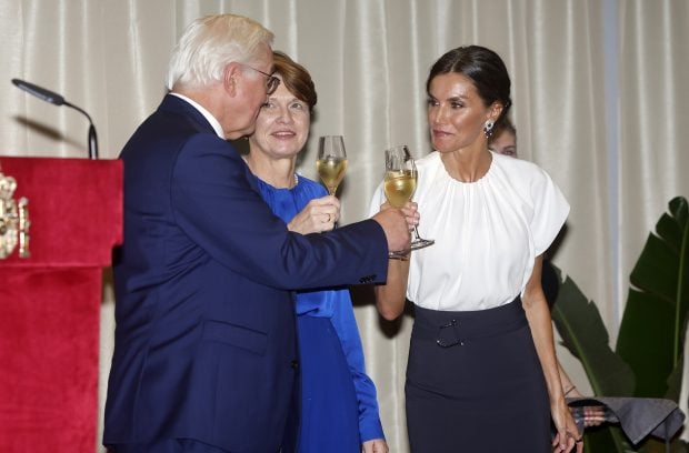 Los Reyes brindando en una recepción / Gtres